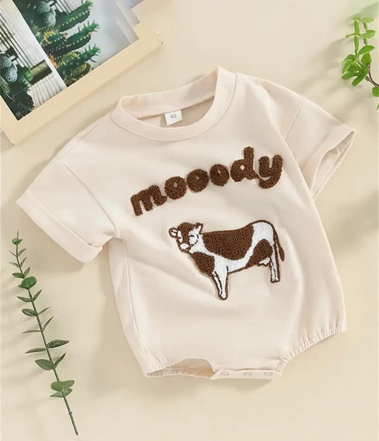 Cute baby romper with short sleeves and cow design