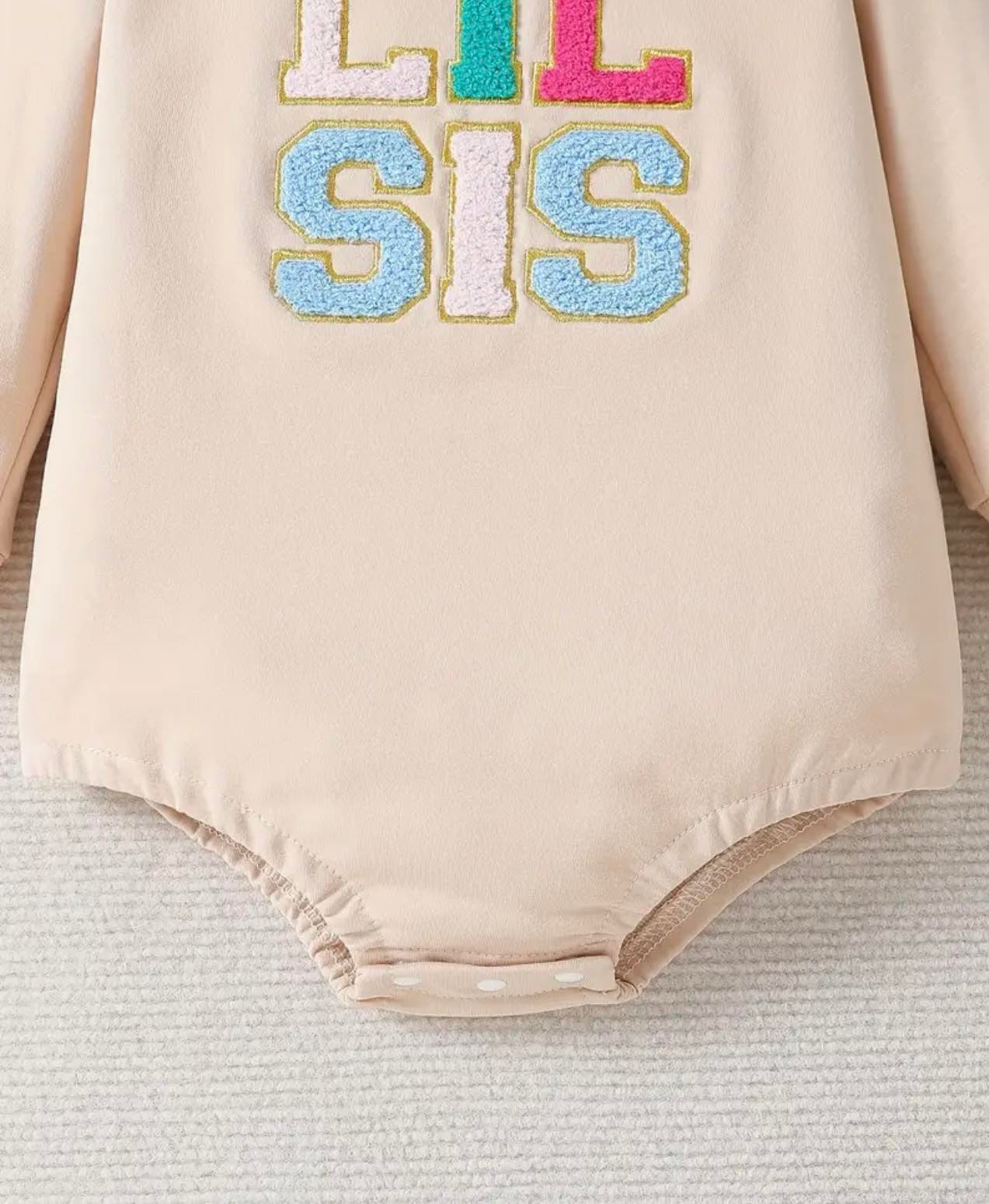 'Lil Sis' Romper - A cozy and stylish long-sleeve onesie for baby girls, perfect for 12-18 months.