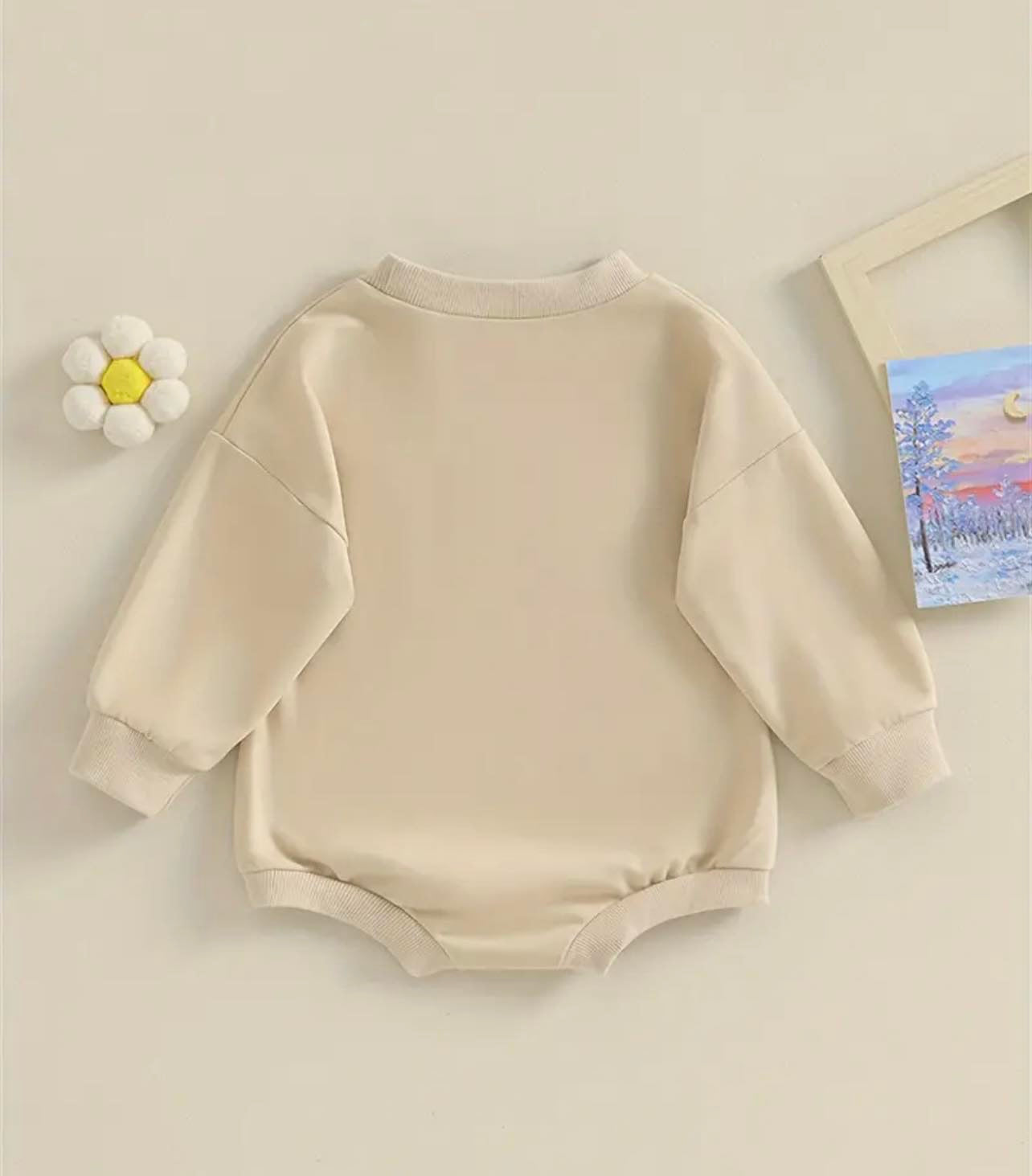 Soft and comfortable long-sleeve romper for toddlers, featuring flower and letter embroidery in polyester cotton.