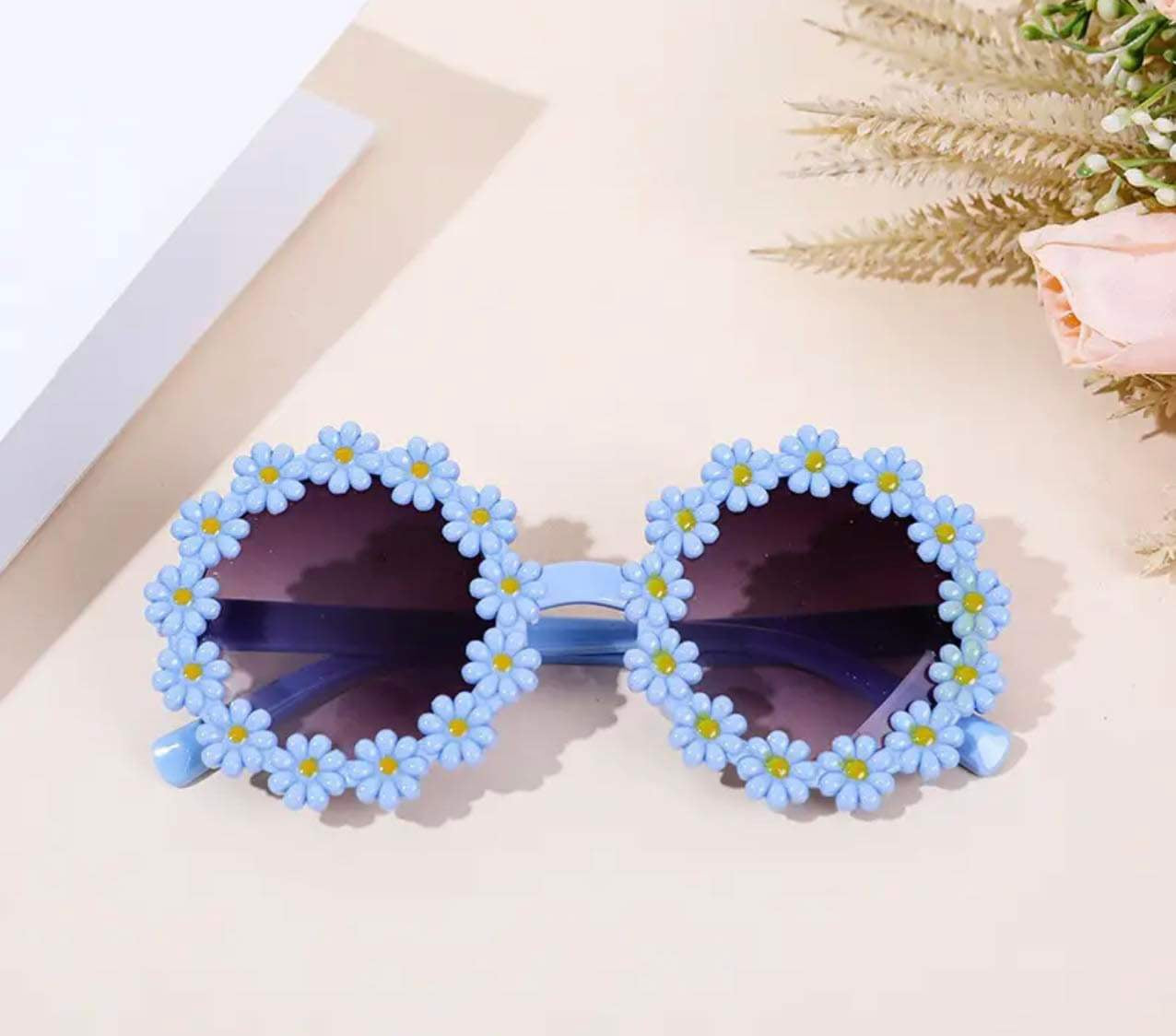 Toddler girl’s daisy sunglasses with playful Blue flower petal design.