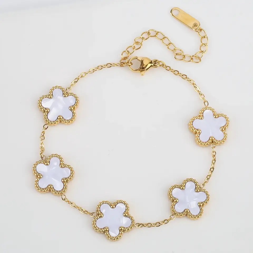 High-Quality Four Leaf Clover jewelry set, a Van Cleef bracelet dupe offering timeless elegance and luxury at an affordable price.